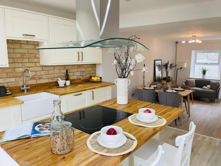 Charming Cottage Close To M4 Bridgend บริดจ์เอนด์ ภายนอก รูปภาพ